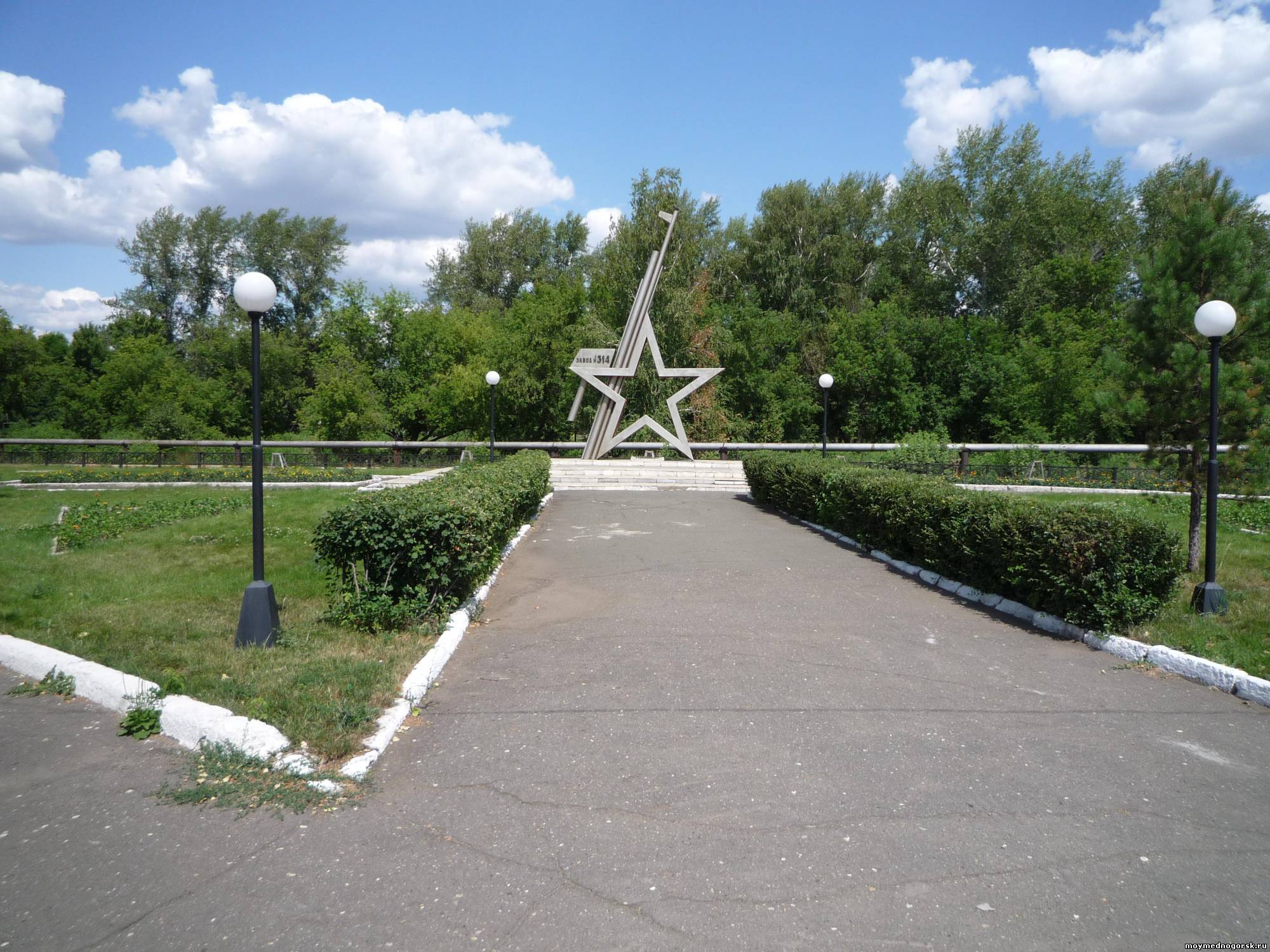 Сказка медногорск. Завод 314 Медногорск. Памятники Медногорска. Медногорск достопримечательности. Монумент завод 314.